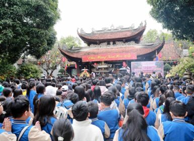 Thầy trò trường Tiểu học Lý Thái Tổ thành kính dâng hương tại Văn Miếu và Đền Đô